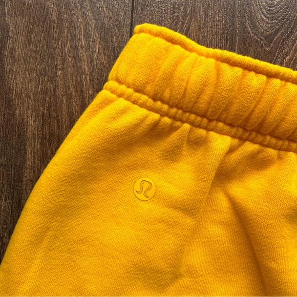 lululemon Scuba Mid-Rise Oversized Short - Picture 7 of 10